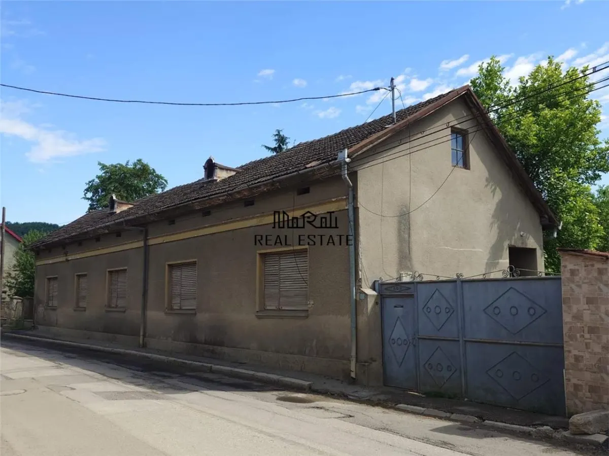 Casa, anexe si teren amplasate central in municipiul Brad - foto 1