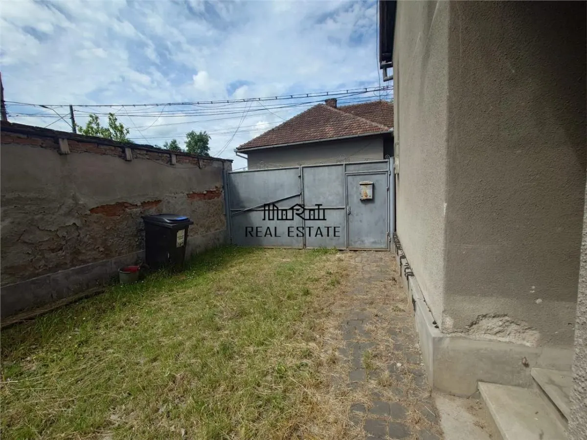 Casa, anexe si teren amplasate central in municipiul Brad - foto 16