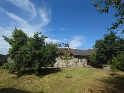 Casa, anexe si teren amplasate central in municipiul Brad - foto 5