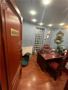 Spatiu comercial central de vanzare/de inchiriat - foto 4