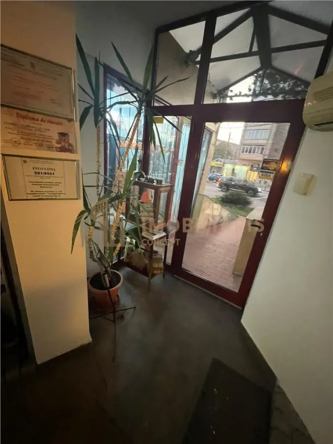 Spatiu comercial central de vanzare/de inchiriat - foto 7