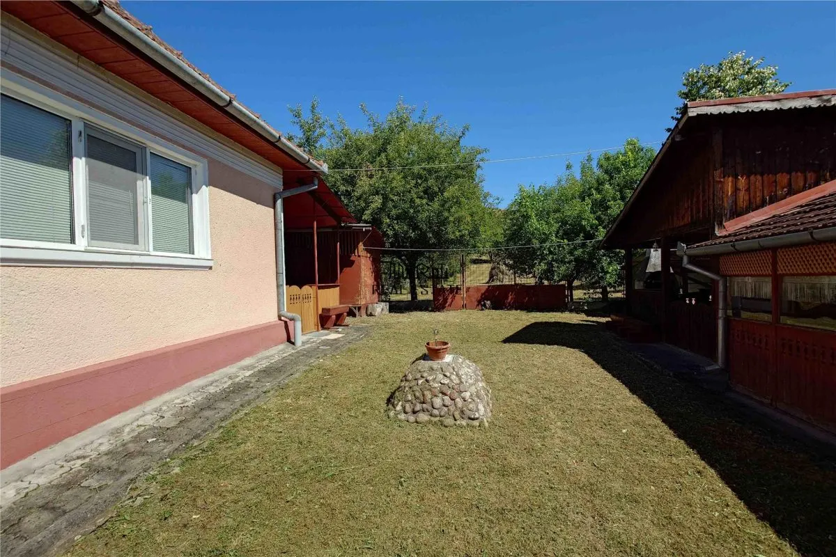 Gospodarie cu teren generos si constructii solide intr-o zona linistita - foto 2