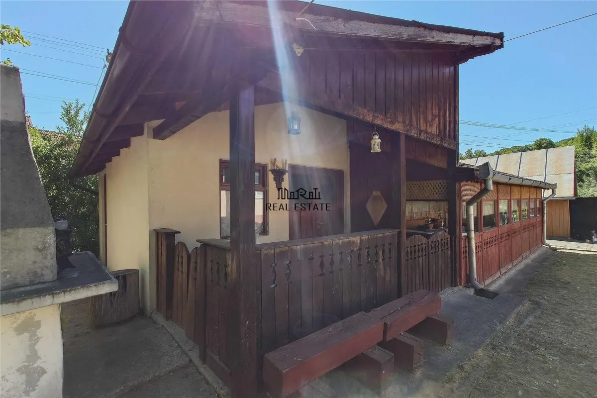 Gospodarie cu teren generos si constructii solide intr-o zona linistita - foto 14