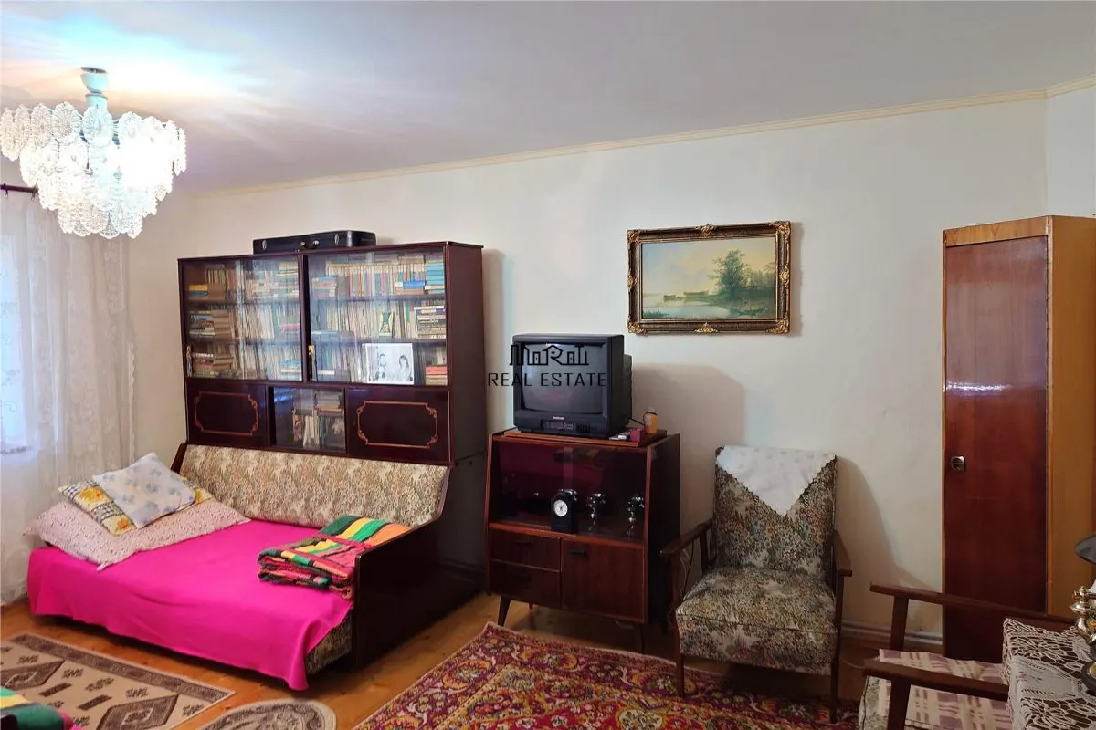 Gospodarie cu teren generos si constructii solide intr-o zona linistita - foto 6