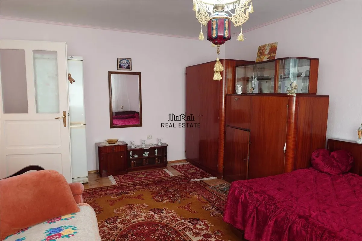 Gospodarie cu teren generos si constructii solide intr-o zona linistita - foto 9