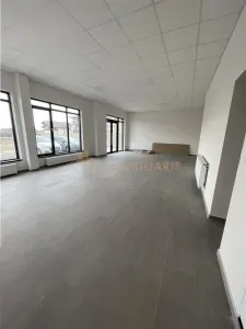 Spatiu comercial de 118 mp cu vitrina stradala mare - foto 3
