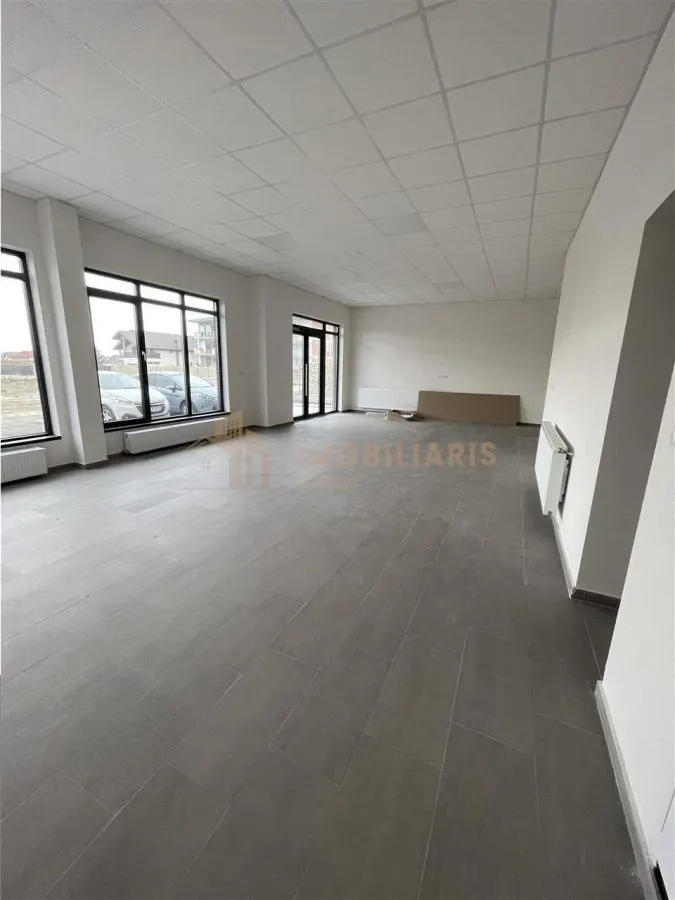 Spatiu comercial de 118 mp cu vitrina stradala mare - foto 3