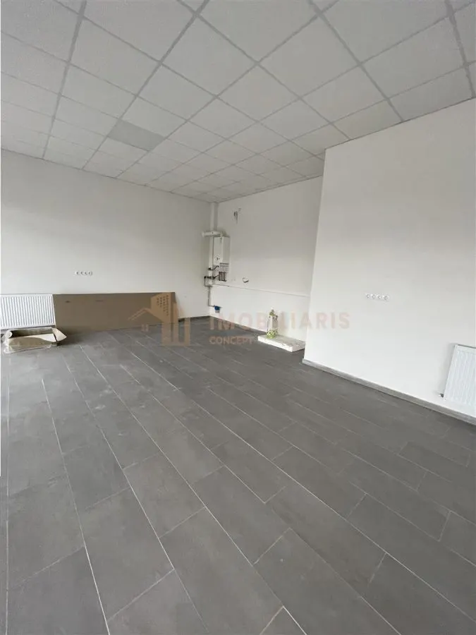 Spatiu comercial de 118 mp cu vitrina stradala mare - foto 4