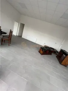 Spatiu comercial de 118 mp cu vitrina stradala mare - foto 5