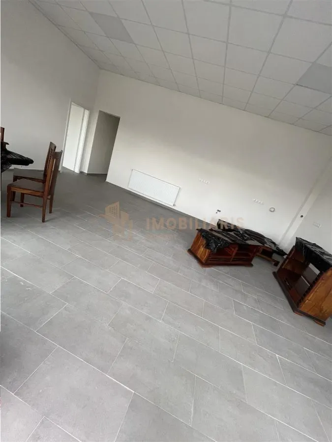 Spatiu comercial de 118 mp cu vitrina stradala mare - foto 5