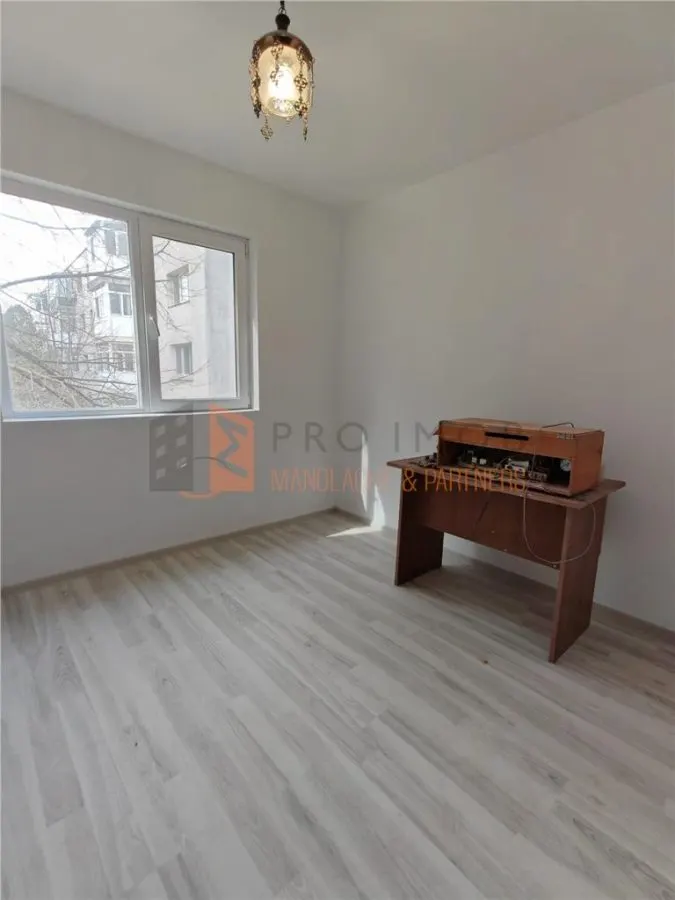 Apartament 3 camere cf 1 semidecomandat zona Micro 3 - foto 1