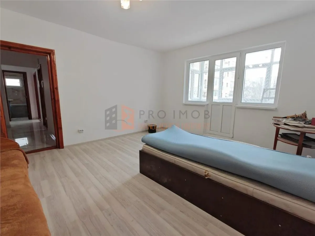 Apartament 3 camere cf 1 semidecomandat zona Micro 3 - foto 2