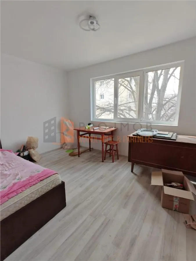 Apartament 3 camere cf 1 semidecomandat zona Micro 3 - foto 3