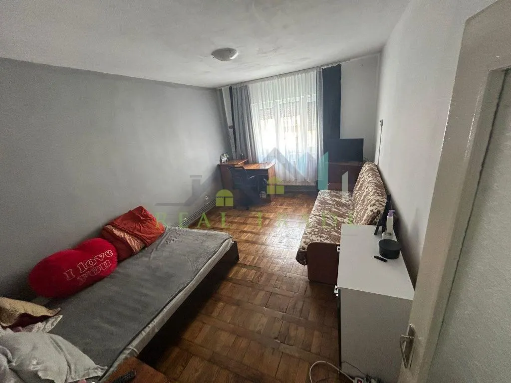 Apartament cu 2 camere etajul 1  Zona Tractorul - foto 1