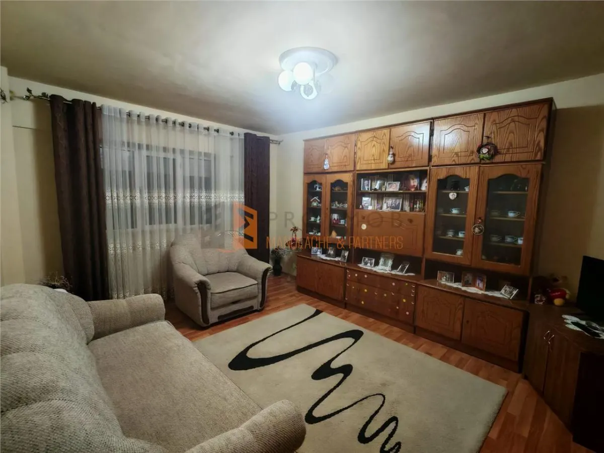 Apartament 3 camere cf 1 decomandat zona Centru - foto 1