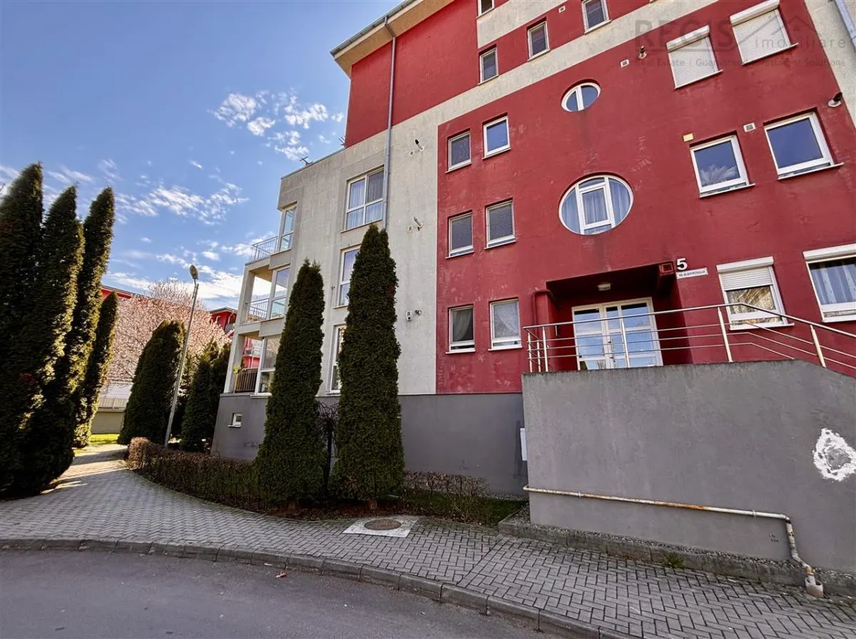 De vanzare | 3 camere decomandat, parcare si boxa - foto 1