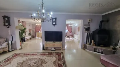 Casa de vanzare moderna cu costuri reduse, panouri solare si spatiu comercial inclus - foto 1