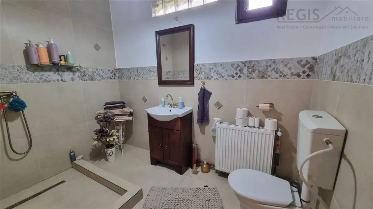 Casa de vanzare moderna cu costuri reduse, panouri solare si spatiu comercial inclus - foto 11