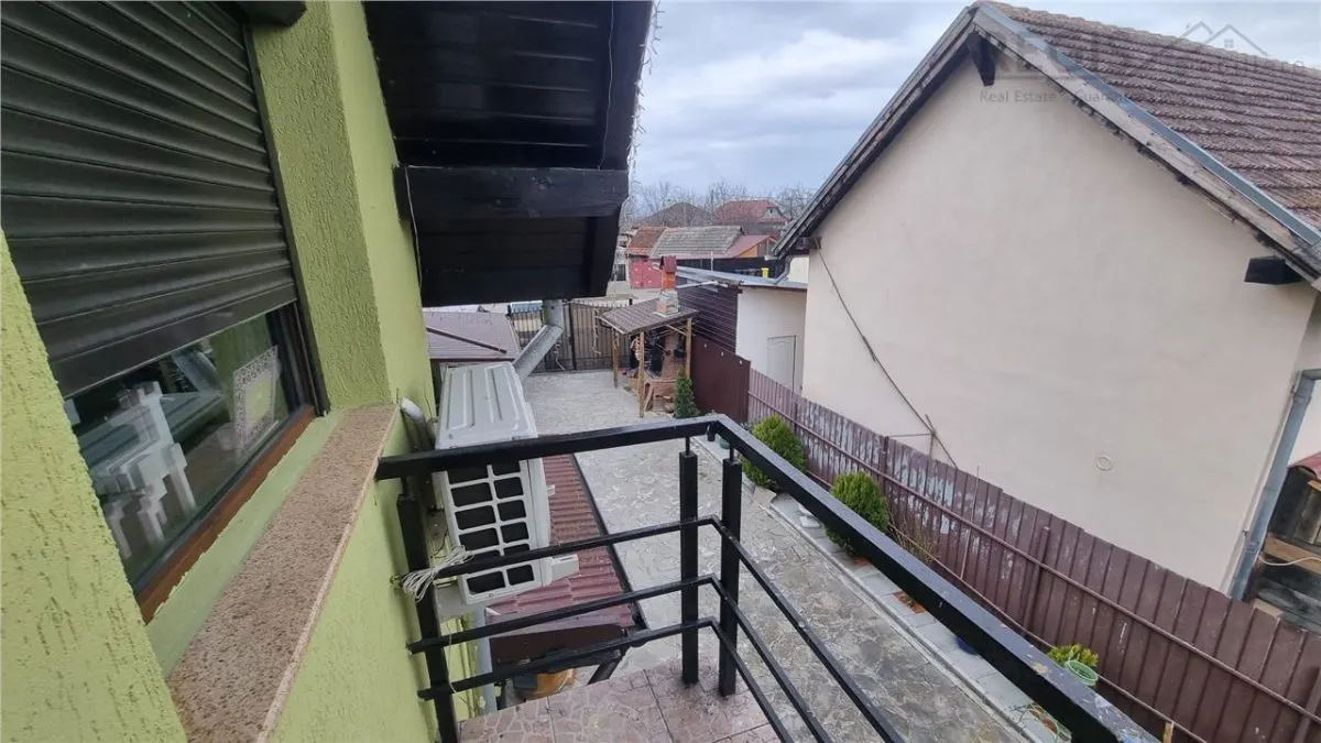 Casa de vanzare moderna cu costuri reduse, panouri solare si spatiu comercial inclus - foto 15