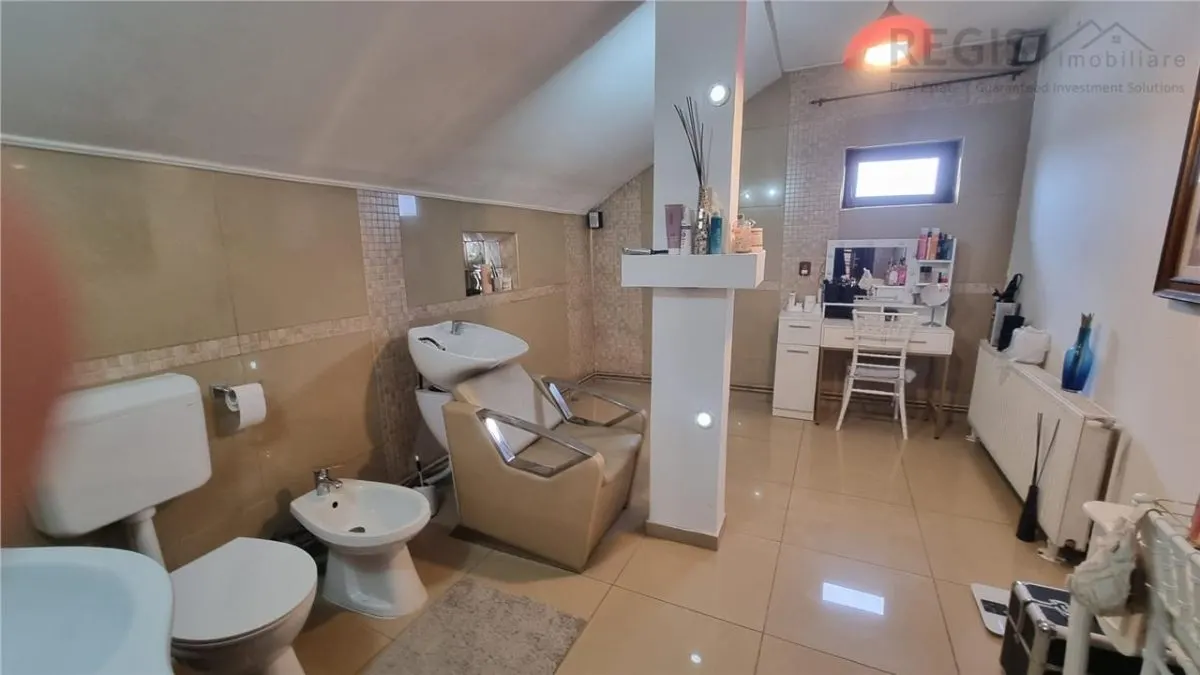 Casa de vanzare moderna cu costuri reduse, panouri solare si spatiu comercial inclus - foto 18