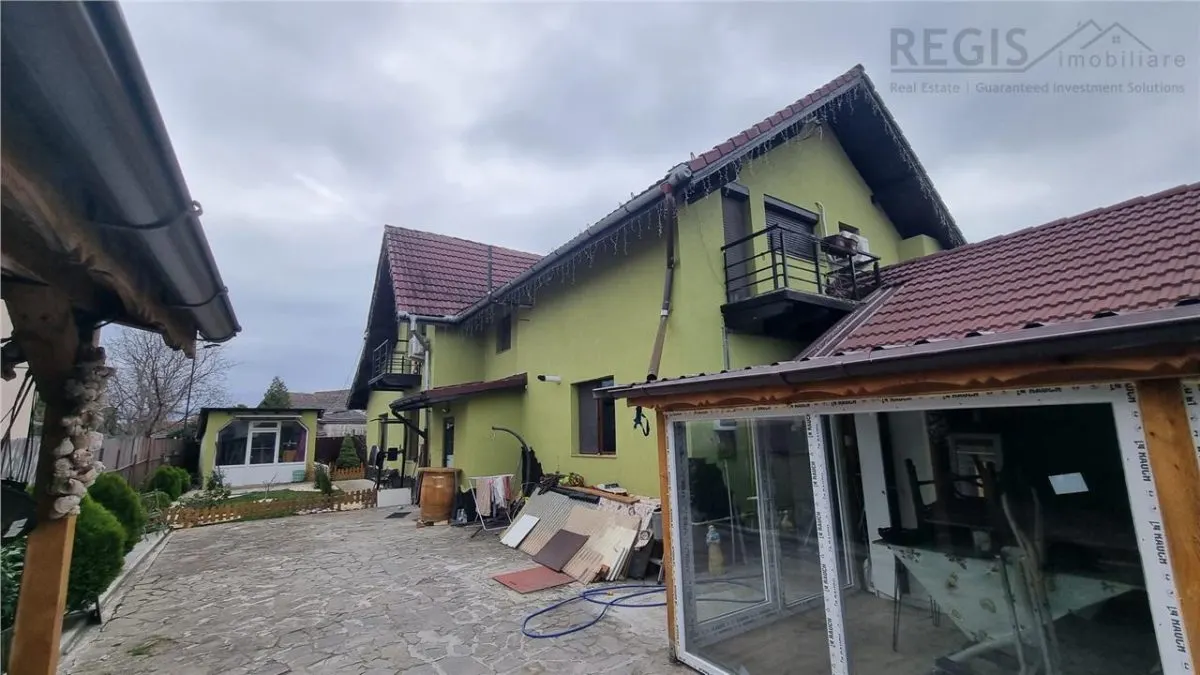 Casa de vanzare moderna cu costuri reduse, panouri solare si spatiu comercial inclus - foto 19