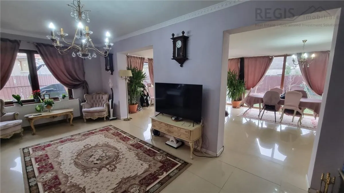 Casa de vanzare moderna cu costuri reduse, panouri solare si spatiu comercial inclus - foto 3