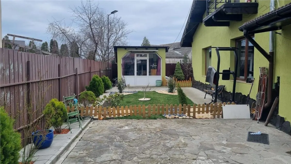 Casa de vanzare moderna cu costuri reduse, panouri solare si spatiu comercial inclus - foto 23