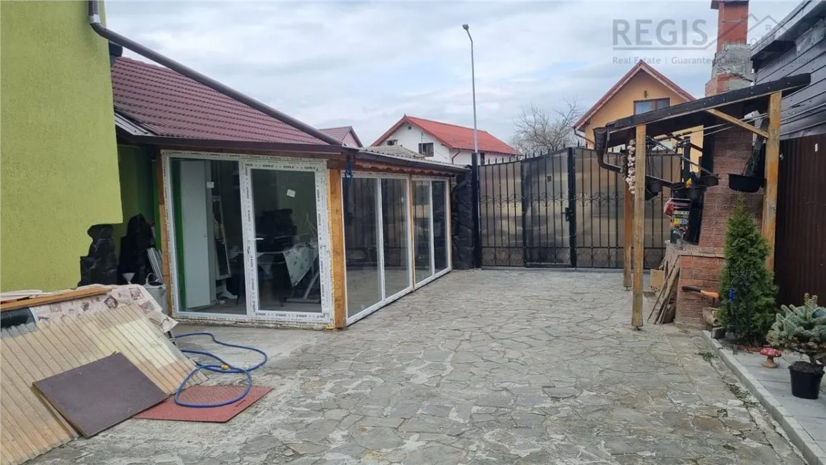 Casa de vanzare moderna cu costuri reduse, panouri solare si spatiu comercial inclus - foto 24