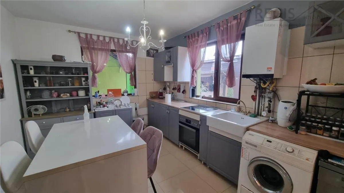 Casa de vanzare moderna cu costuri reduse, panouri solare si spatiu comercial inclus - foto 7