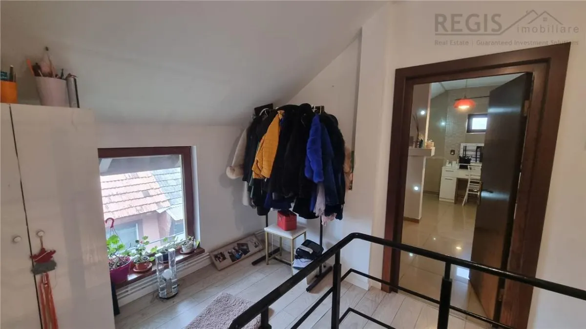 Casa de vanzare moderna cu costuri reduse, panouri solare si spatiu comercial inclus - foto 9