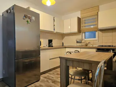 Apartament 3 camere decomandat, cu curte proprie Tractorul - foto 2