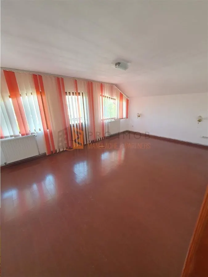 EXCLUSIVITATE! Casa cu teren si garaj in cartierul Mihai Viteazu - foto 2