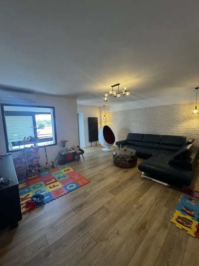 Apartament 4 camere decomandat zona Centrul Civic- Toamnei - foto 1