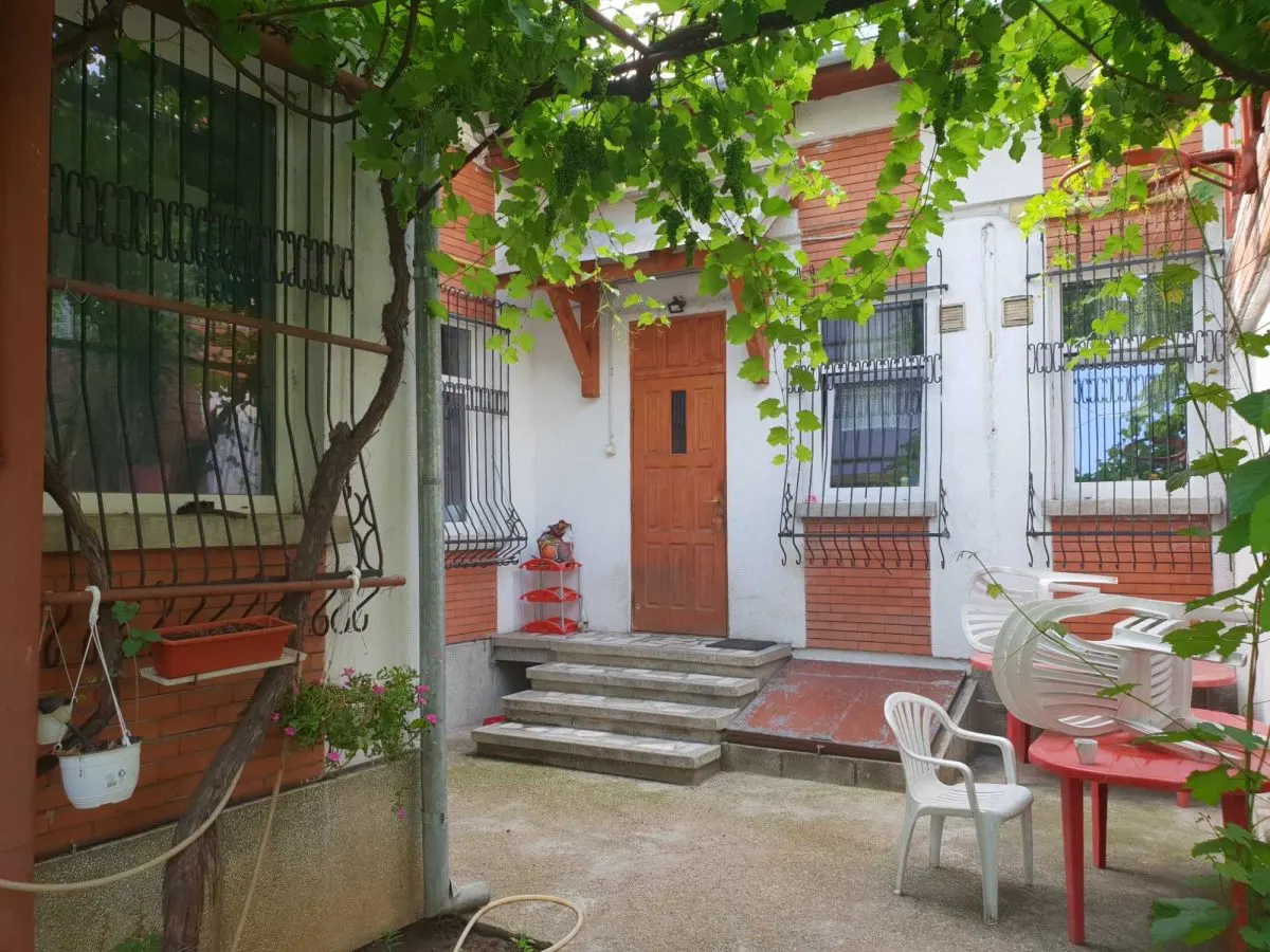 Casa Calea Calarasilor - Hala Traian | renovata si consolidata 2001 | curte comuna - foto 4