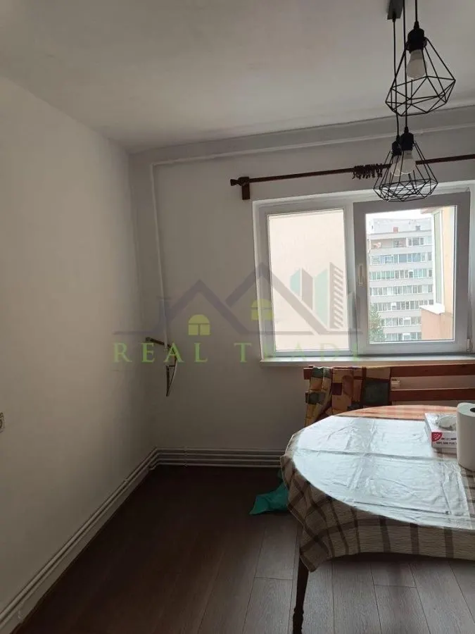 Apartament 3 camere structura mare intrare Racadau - foto 2