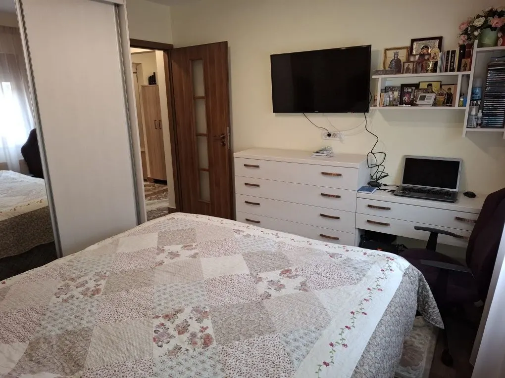 Apartament 3 camere decomandat renovat Tractorul - foto 3