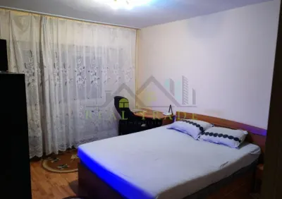 Apartament 3 camere decomandat etaj intermediar intrare Racadau - Brasov