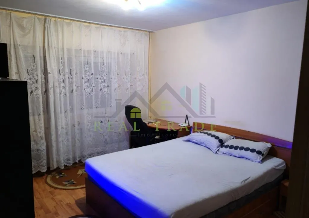 Apartament 3 camere decomandat etaj intermediar intrare Racadau - foto 1