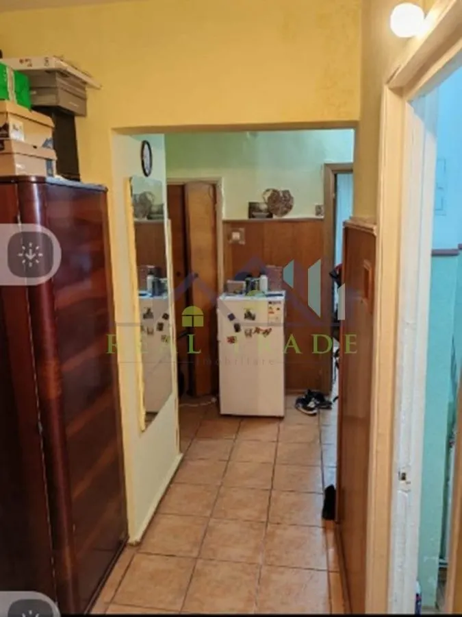Apartament 3 camere decomandat etaj intermediar intrare Racadau - foto 3