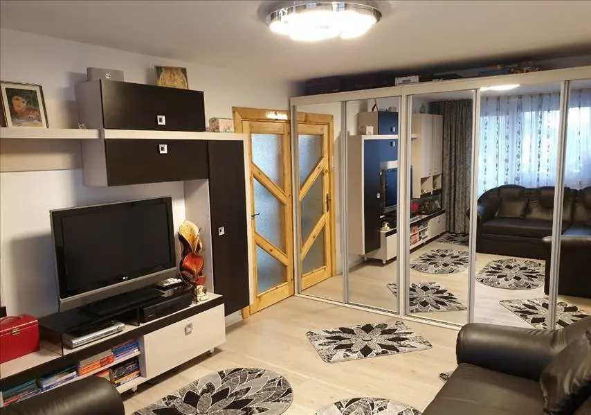 Apartament 4 camere decomandat Tractorul - foto 2