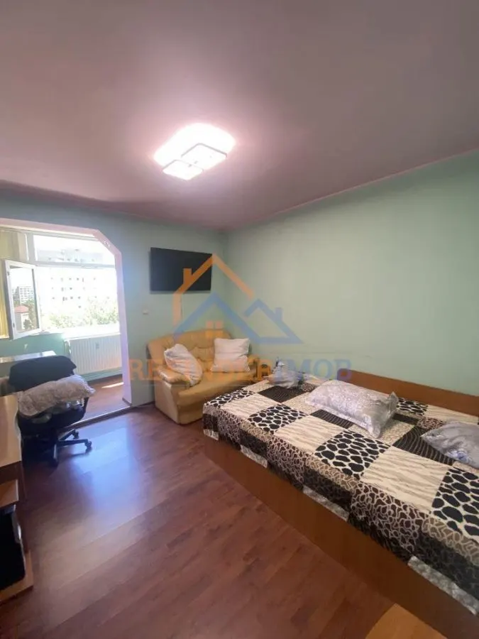 Apartament de vanzare cu 3 camere, zona Titan - foto 2
