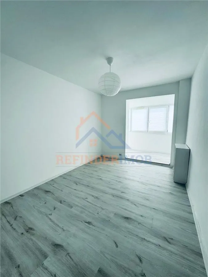 Apartament de vanzare cu 3 camere, zona Titan - Piata Minis - foto 1