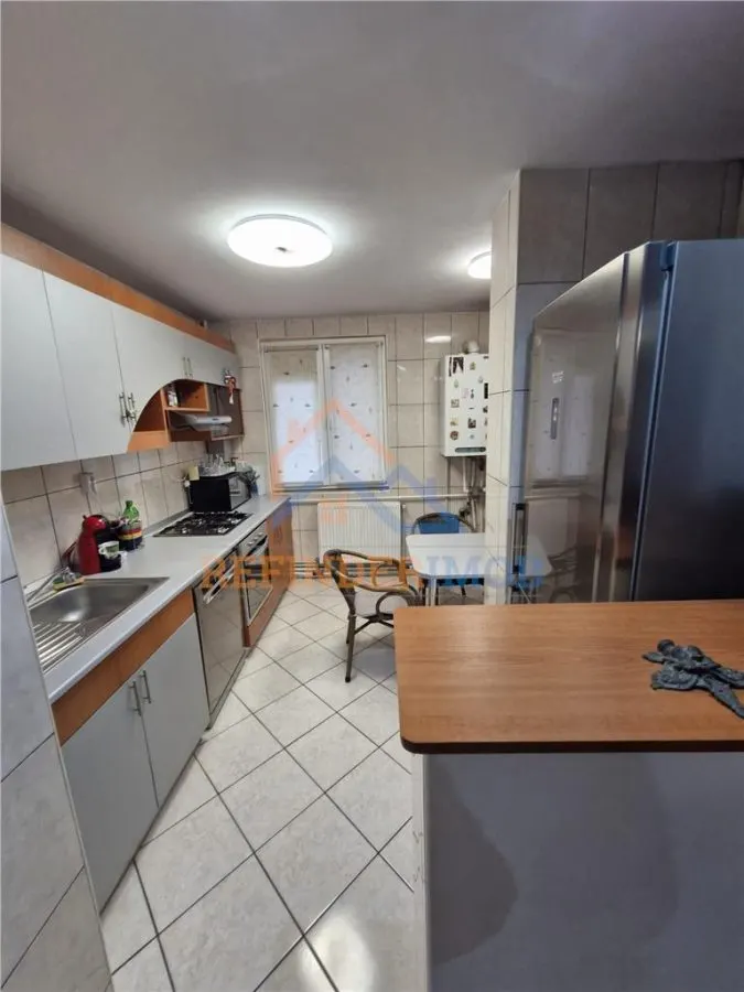 Vanzare apartament 3 camere, zona Trapezului - foto 11