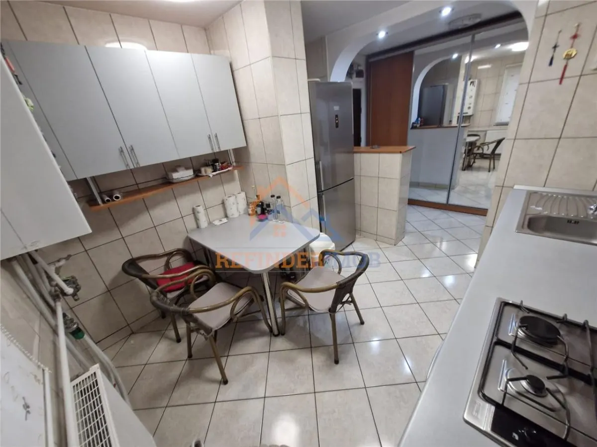 Vanzare apartament 3 camere, zona Trapezului - foto 12