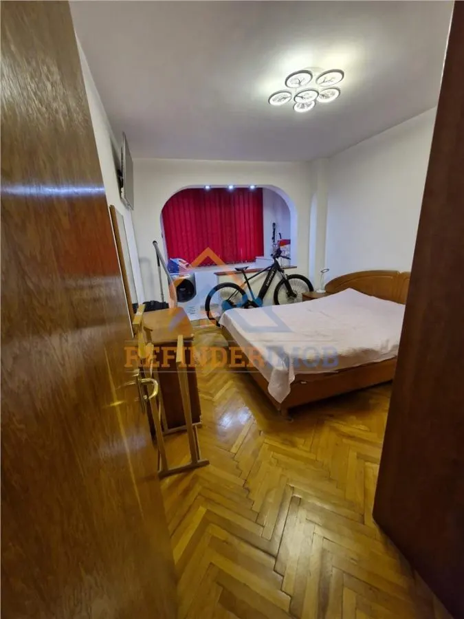 Vanzare apartament 3 camere, zona Trapezului - foto 9