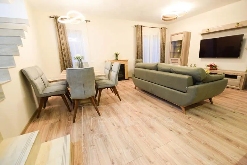 La cheie! Duplex Lux 5 camere, 191 mp in Europa, Curte 220 mp,Parcari - foto 6