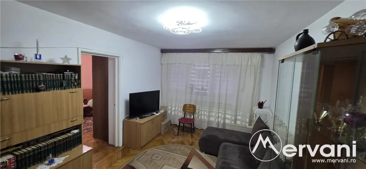 Apartament cu 3 camere de vanzare in Campina - foto 2