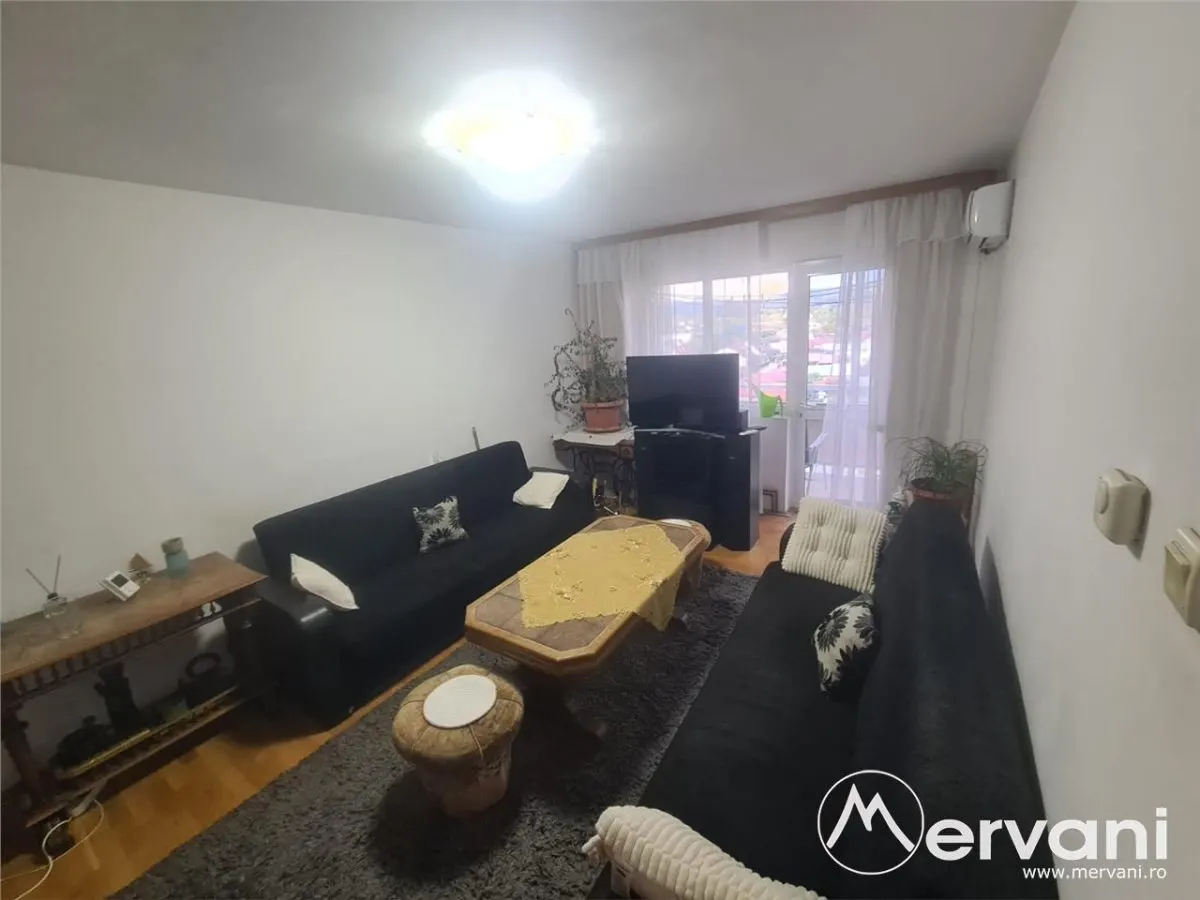 Apartament cu 3 camere de vanzare in Campina - Zona Cuza - foto 1