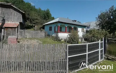 Casa batraneasca cu teren (4.910 mp) la Alunis - Alunis