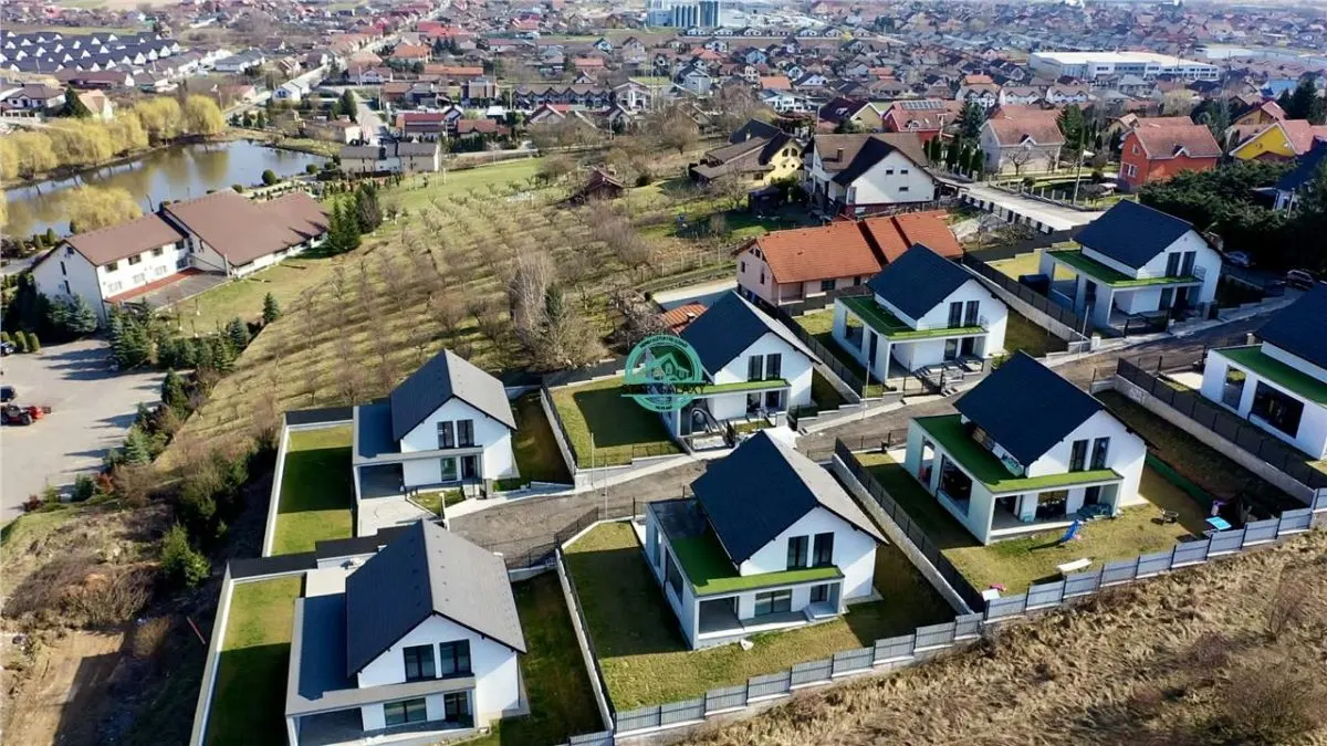 Vand casa cu 4 camere, 2 bai, suprafata utila 140 si teren 500 mp - foto 2